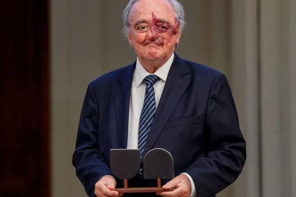 El bioquímico Mariano Barbacid tras recibir un galardón en de los Premios Valor Añadido de la Fundación BBVA, en Madrid. EFE / Daniel González.
