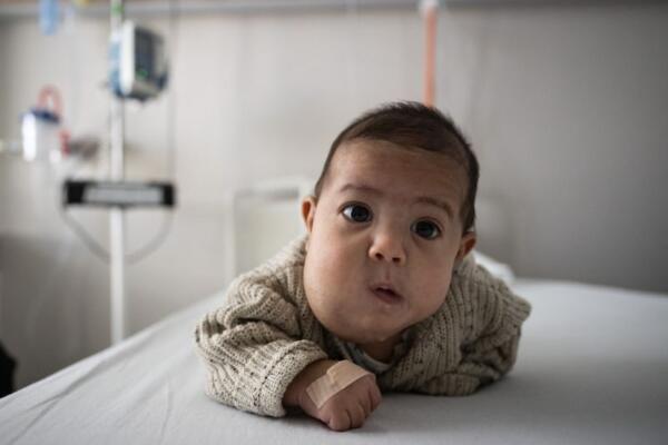 Esta fotografía muestra a Issa, de 3 meses, en el departamento de hospital de día pediátrico del GHRMSA (Groupe Hospitalier de la Region de Mulhouse et Sud-Alsace) el 16 de febrero de 2026, en Mulhouse, este de Francia.
