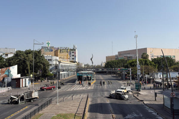 Fotografía que muestra un bloqueo en una vía de Guadalajara (México).  EFE/ Francisco Guasco