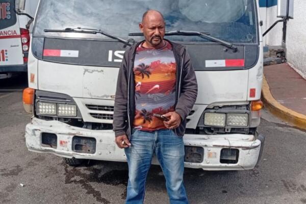 En el camión marca Isuzu, color blanco, placa Z508357, encontraron 30 hombres. También dos mujeres, escondidas en la cama cerrada del vehículo.