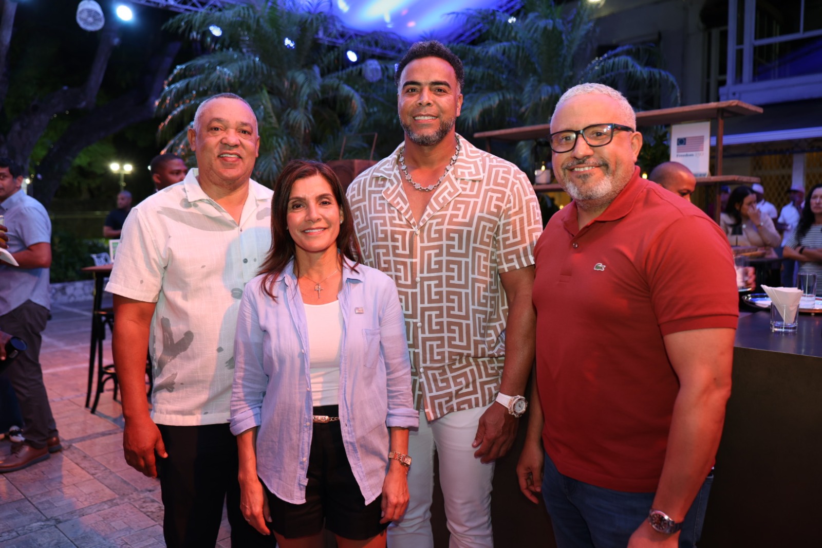 La Embajadora de los Estados Unidos celebra Super Bowl con un evento de proyección en su residencia