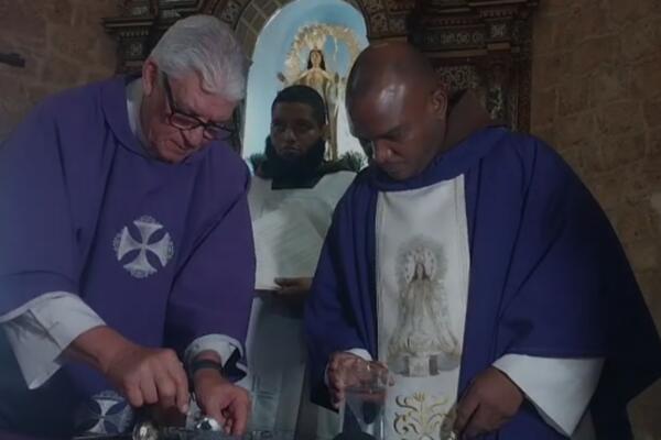 El celebrante Fray Feddy Concepción explica que la Cuaresma es un tiempo de reflexión gradual sobre los momentos determinantes de la vida de Jesús.