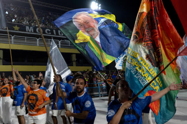 Los participantes de la escuela de samba Académicos de Niteroi ondean banderas del presidente brasileño Luiz Inácio Lula da Silva durante un ensayo técnico en el sambódromo Sapucaí de Río de Janeiro, Brasil, el 30 de enero de 2026. Académicos de Niteroi presenta una propuesta artística que rinde homenaje al presidente brasileño Luiz Inácio Lula da Silva. El Carnaval de Río 2026 se celebrará del 13 al 21 de febrero. (Foto de Pablo PORCIUNCULA / AFP)
