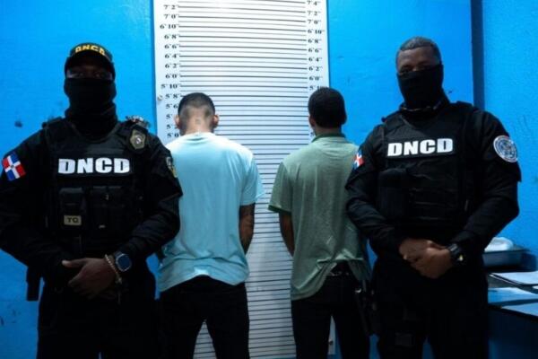 Extraditan a dos hombres bajo los cargos de robo, fraude y porte de arma ilegal