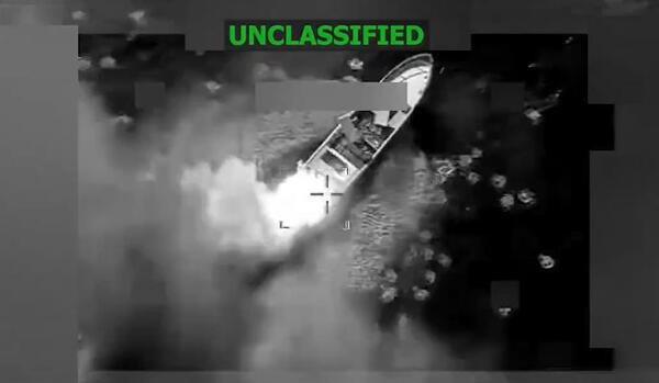 Imagen difundida en la cuenta en X @Southcom del Comando Sur de las fuerzas armadas estadounidenses de un supuesto bote del narcotráfico atacado por la Fuerza de Tarea Conjunta del Comando Sur este lunes, en el Pacífico. EFE/ @southcom