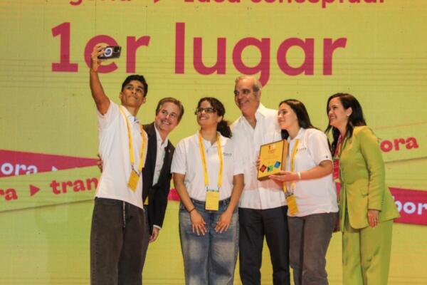 Presidente Abinader encabeza premio de concurso República de Ideas