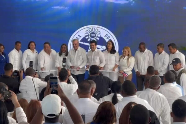 Presidente Luis Abinader y director del Inapa, Wellington Arnaud, inauguran obras en Azua