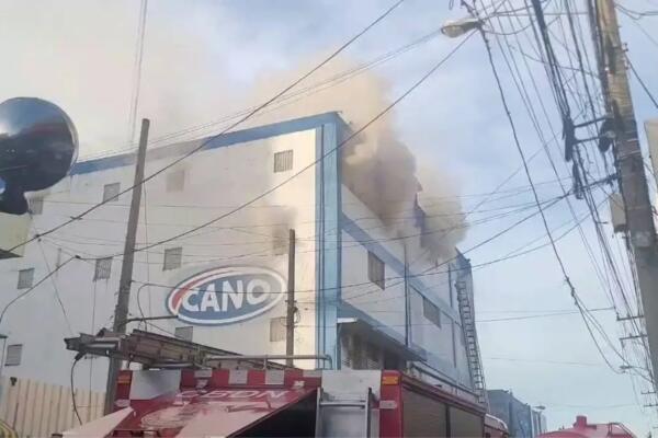 No se ha precisado oficialmente si el edificio lo evacuaron en su totalidad, aunque se observaron protocolos preventivos en los alrededores.