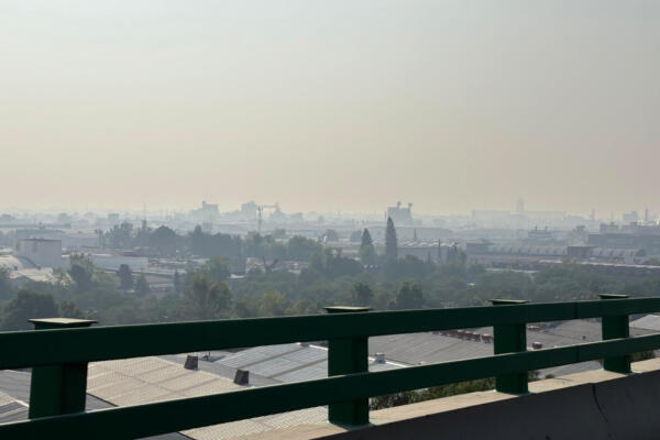 Fotografía que muestra una capa de contaminación este lunes, en Ciudad de México (México). EFE/ Alex Cruz