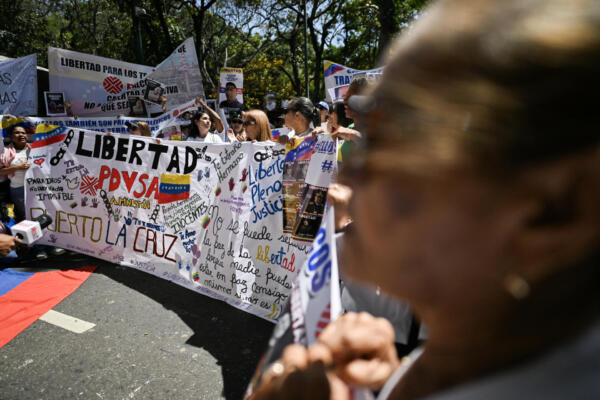 Estudiantes universitarios, sindicatos y familiares de presos políticos exigen una amnistía total durante una manifestación en Caracas el 3 de febrero de 2026. La presidenta interina de Venezuela, Delcy Rodríguez, anunció el 30 de enero una propuesta de amnistía masiva en el país, su última gran reforma desde el derrocamiento de Nicolás Maduro por parte de Estados Unidos hace apenas unas semanas. (Foto de Juan BARRETO / AFP)
