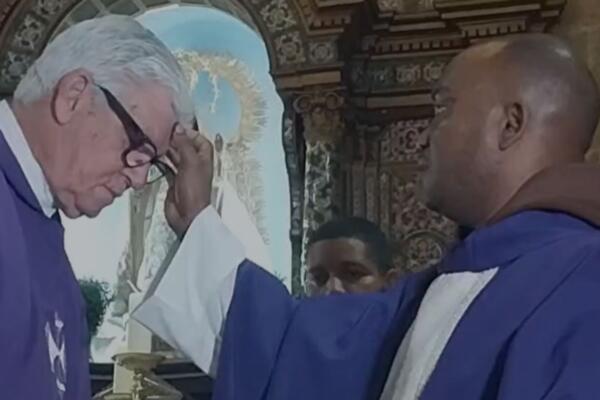 La misa fue un momento de recogimiento y reflexión, donde niños y niñas del Colegio Nuestra Señora de las Mercedes se unieron en oración y canto.