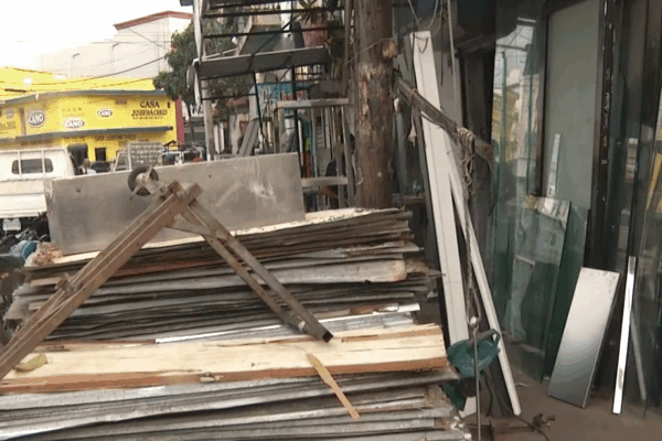 Comerciantes de metales en Villa Consuelo a favor y en contra de medida para liberar espacio público