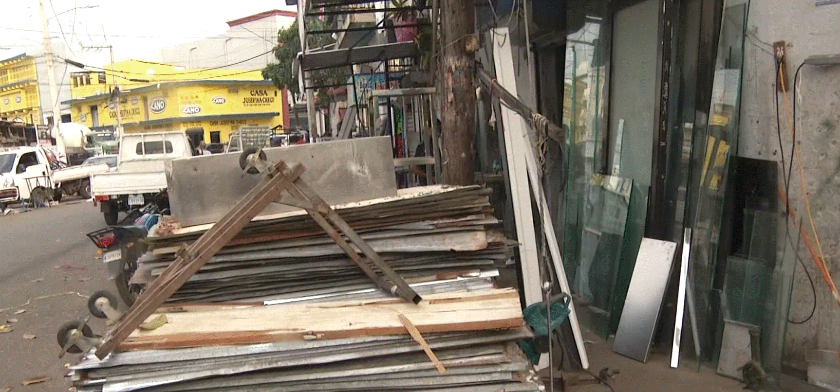 Comerciantes de metales en Villa Consuelo a favor y en contra de medida para liberar espacio público