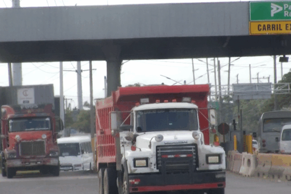 Patanistas dicen es correcta medida prohíbe circulación vehículos pesados en carril izquierdo de autopistas, pero exigen regular autobuses