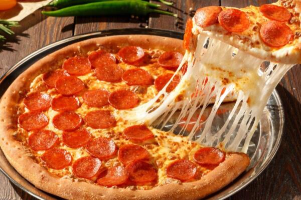Desde los hogares hasta los restaurantes más exclusivos, la pizza se ha convertido en un símbolo universal de la cocina, presente en prácticamente todos los países del mundo.