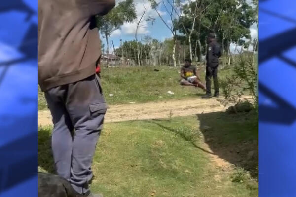 De acuerdo con las informaciones preliminares, el incidente se produjo cuando el señalado habría intentado emprender la huida a través de un solar baldío al percatarse de la presencia de las autoridades.