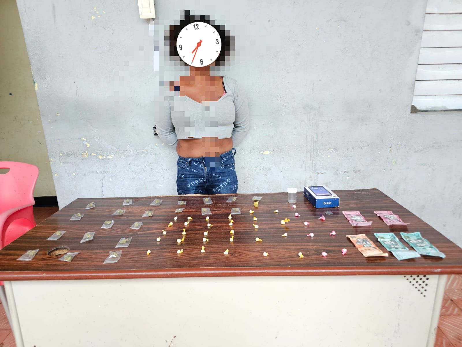 Policía apresa mujer y le ocupan supuestas drogas durante operativo en Villa Vilorio