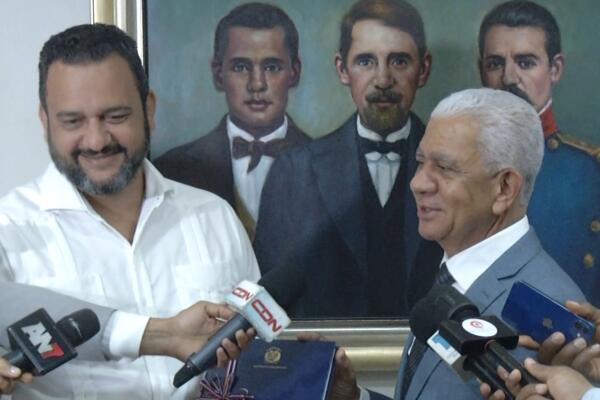 Ricardo de los Santos, presidente del Senado, durante la recepción de las memorias institucionales del Poder Ejecutivo, destacó la cobertura nacional de las obras del gobierno y llamó a la atención sobre el discurso de rendición de cuentas del 27 de febrero.