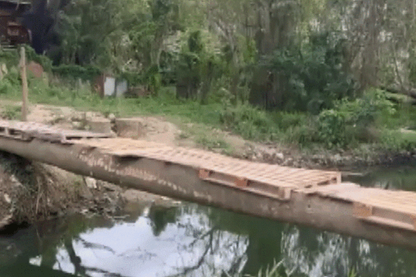 Comunitarios construyen puente para que niños no arriesguen la vida cruzando el Ozama