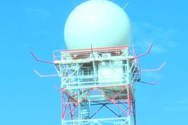 El presidente Luis Abinader y autoridades encienden el tercer radar meteorológico en el Aeropuerto Internacional Las Américas, reforzando la capacidad del país para detectar fenómenos atmosféricos y proteger a la población.