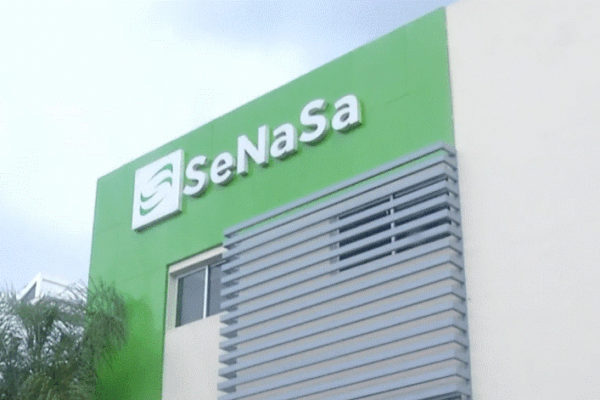 Usuarios del Seguro Nacional de Salud reportan demoras y fallas en la autorización de fármacos en farmacias y centros de salud.