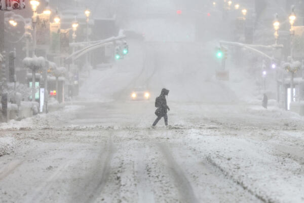 Una persona cruza la calle 42 en Nueva York, el 23 de febrero de 2026, durante una tormenta de nieve. Más de 40 millones de personas estaban bajo alerta de ventisca en el noreste de Estados Unidos el lunes, cuando una tormenta invernal dejó nieve hasta las rodillas y las autoridades de Nueva York impusieron una prohibición de viajes en toda la ciudad. La llamada 