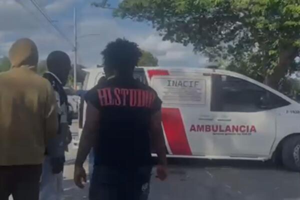 La tragedia se desencadenó cuando una yipeta perdió el control e impactó violentamente contra una caseta de autobuses en la calle Las Mellizas, donde la niña se encontraba junto a sus parientes.