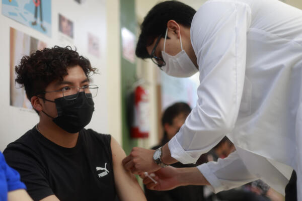 Una persona recibe una vacuna contra el sarampión en la ciudad de Toluca (México). Imagen de archivo.  EFE/ Felipe Gutiérrez