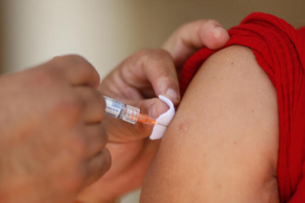 Un integrante de la Secretaría de Salud aplica la vacuna contra el sarampión a una persona en el poblado de San Martín de las Flores, municipio de Tlaquepaque, en Jalisco (México). EFE/ Francisco Guasco