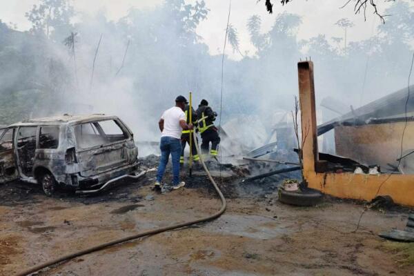 El siniestro provocó la pérdida total de pertenencias, enseres del hogar y documentos personales.