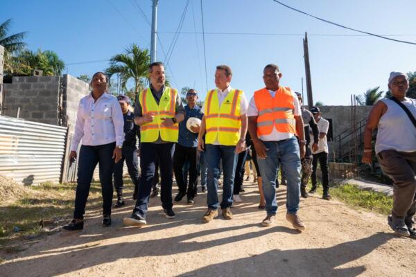 Ministro Ito Bisonó da inicio a proyecto de viviendas sociales y rehabilitación de hábitat en San Antonio de Guerra