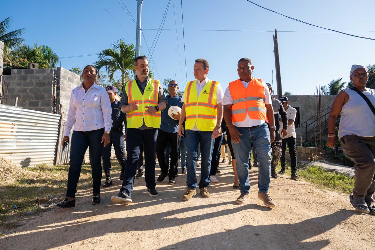 Ministro Ito Bisonó da inicio a proyecto de viviendas sociales y rehabilitación de hábitat en San Antonio de Guerra