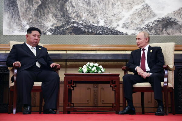 El líder norcoreano Kim Jong Un (izq.) y el presidente ruso Vladímir Putin asisten a una reunión en el Diaoyutai State Guesthouse, con motivo de la conmemoración del 80.º aniversario de la victoria en la Guerra de Resistencia del Pueblo Chino contra la Agresión Japonesa y del fin de la Segunda Guerra Mundial, en Pekín, China, 3 de septiembre de 2025. EFE/EPA/ALEXANDER KAZAKOV/SPUTNIK/KREMLIN POOL - CRÉDITO OBLIGATORIO