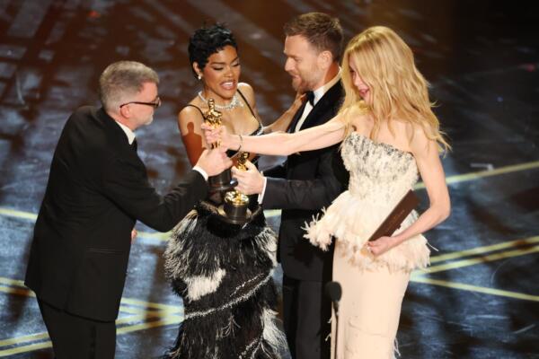 Paul Thomas Anderson (izq.) y Teyana Taylor (segunda por la izquierda) reciben el Oscar a la Mejor Película por 