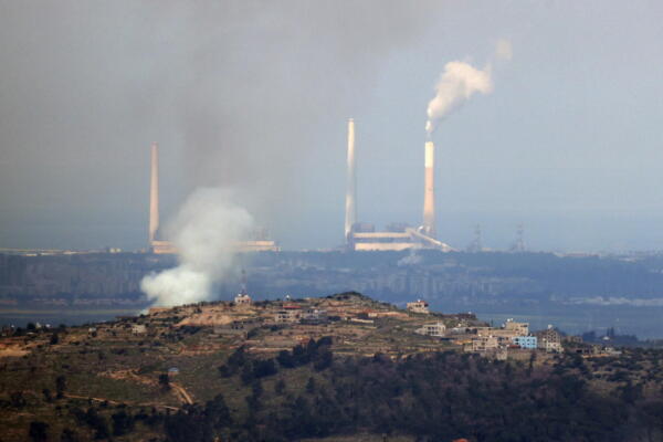 Humo visible tras el impacto de un proyectil en una zona entre Cisjordania y la ciudad israelí de Hadera, captado desde la ciudad cisjordana de Nablus, este jueves 26 de marzo de 2026. El ejército israelí informó que había detectado múltiples oleadas de misiles balísticos lanzados desde Irán hacia Israel a lo largo de la mañana. EFE/EPA/ALAA BADARNEH