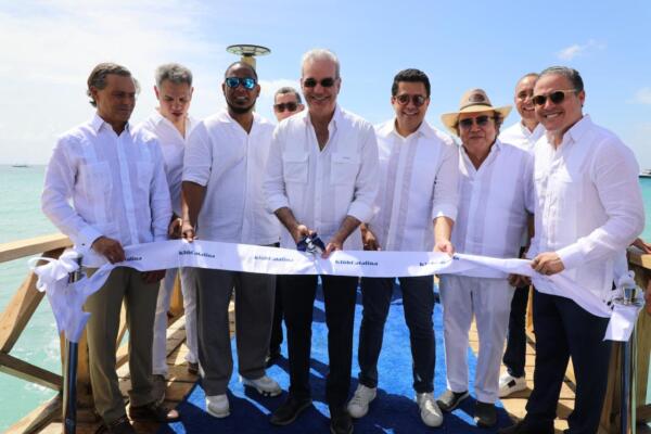 Abinader dio el primer palazo para la construcción del Club de Playa e inauguró el Muelle Turístico del Atelón en Isla Catalina.