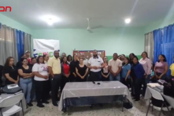Docentes de la ADP en Moca mantienen un paro de 48 horas para exigir la reparación de escuelas y mejores condiciones para estudiantes y maestros.
