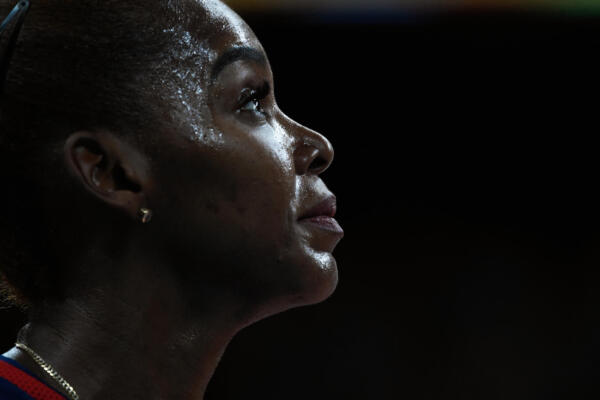 Bethania De La Cruz, de República Dominicana, hace un gesto antes de competir en el partido por la medalla de oro de voleibol femenino contra Brasil durante los Juegos Panamericanos Santiago 2023 en el Parque O'Higgins Arena en Santiago el 26 de octubre de 2023. (Foto de Pablo VERA / AFP)