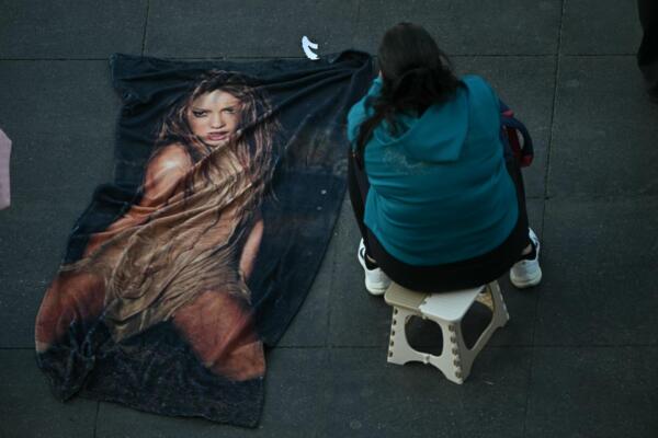 Un centenar de fans desfiló tras la colombiana Shakira ante una multitud reunida en Ciudad de México, olvidando la violencia narco.