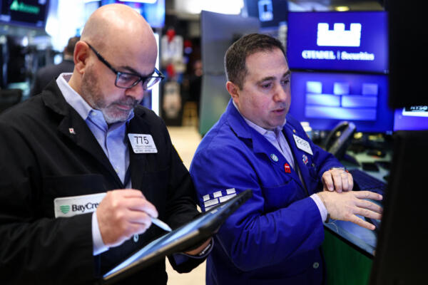 Operadores trabajan en el parqué de la Bolsa de Valores de Nueva York (NYSE) al sonar la campana de apertura el 2 de marzo de 2026 en la ciudad de Nueva York. Las acciones de Wall Street cayeron la madrugada del lunes, mientras la guerra iniciada por los ataques estadounidenses e israelíes contra Irán se expandía por Oriente Medio, impulsando los precios del petróleo. (Foto de CHARLY TRIBALLEAU / AFP)