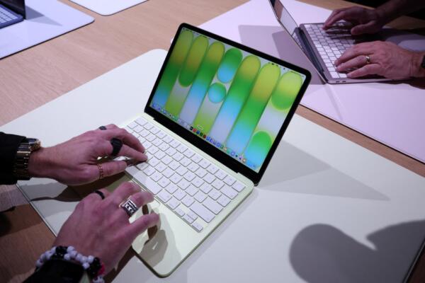 La recién lanzada MacBook Neo se exhibe durante el evento de lanzamiento 