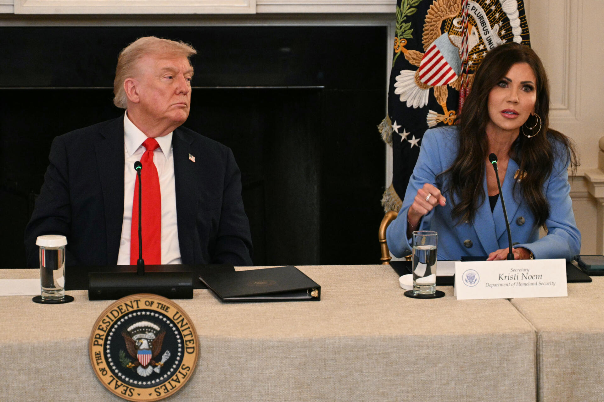 El presidente de Estados Unidos, Donald Trump, anunció el jueves la salida de Kristi Noem como jefa del Departamento de Seguridad Nacional.