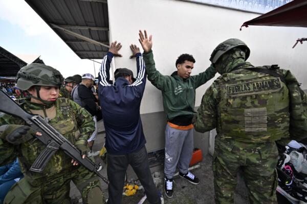 Policías y militares de Ecuador detuvieron a más de 250 personas, la mayoría por violar un toque de queda nocturno impuesto por dos semanas.
