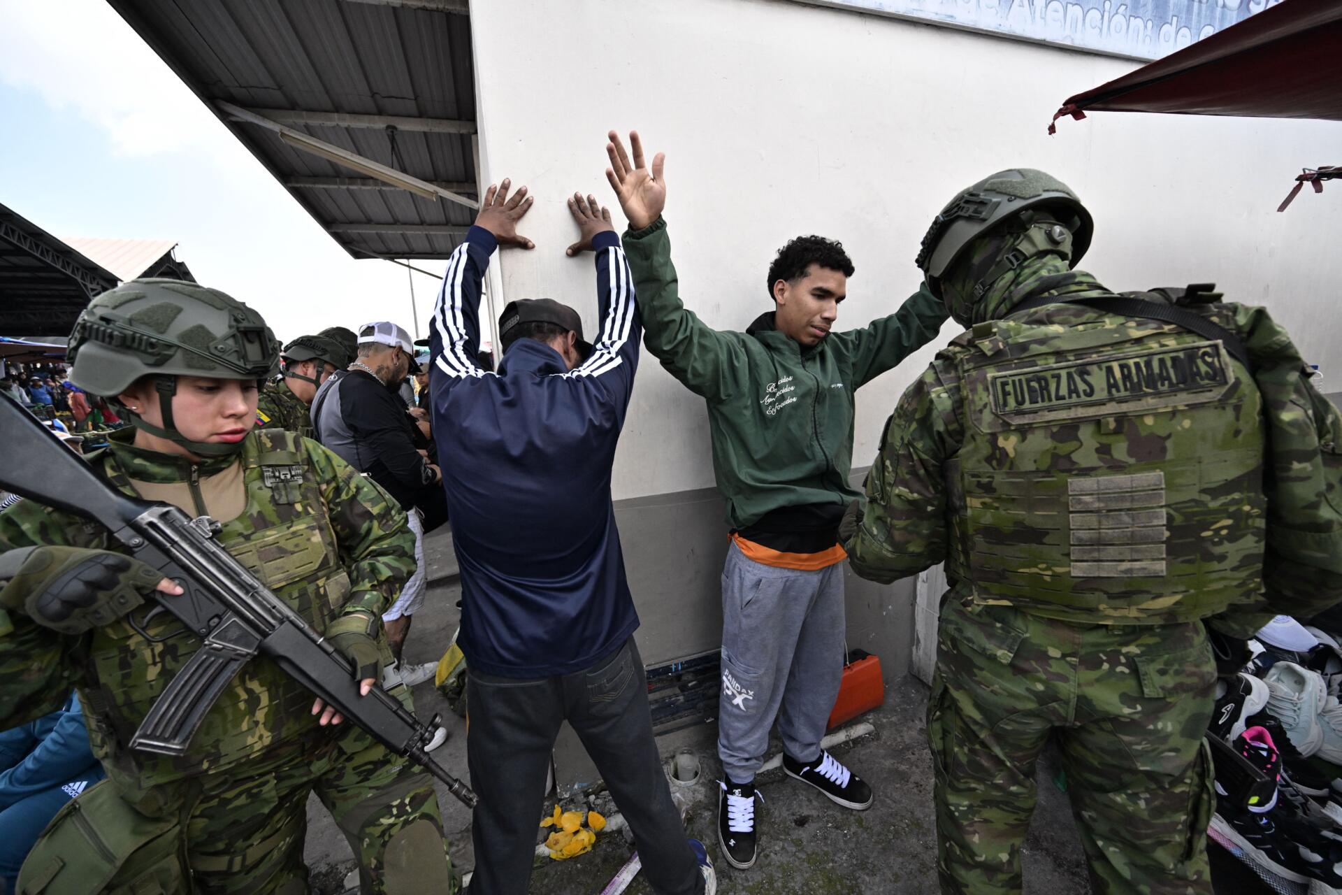 Policías y militares de Ecuador detuvieron a más de 250 personas, la mayoría por violar un toque de queda nocturno impuesto por dos semanas.