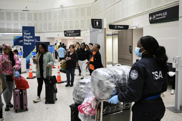 El presidente Donald Trump amenazó con usar desde este lunes al Servicio de Inmigración y Control de Aduanas (ICE) en los aeropuertos