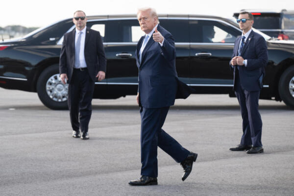 El presidente estadounidense Donald Trump levanta el pulgar tras desembarcar del Air Force One en el Aeropuerto Internacional de Palm Beach.