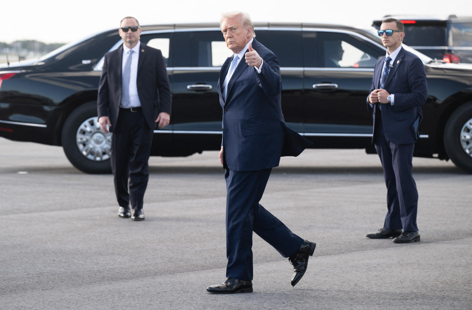 El presidente estadounidense Donald Trump levanta el pulgar tras desembarcar del Air Force One en el Aeropuerto Internacional de Palm Beach.
