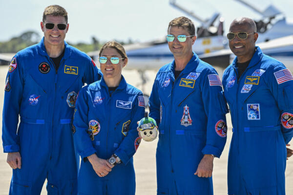 El astronauta y especialista de misión de la Agencia Espacial Canadiense, Jeremy Hansen, la astronauta de la NASA y especialista de misión de Artemis II, Christina Koch, el astronauta de la NASA y comandante de Artemis II, Reid Wiseman, y el astronauta de la NASA y piloto de Artemis II, Victor Glover, observan durante una ceremonia de bienvenida previa al lanzamiento de Artemis II el 1 de abril en el Centro Espacial Kennedy en Florida el 27 de marzo de 2026.
