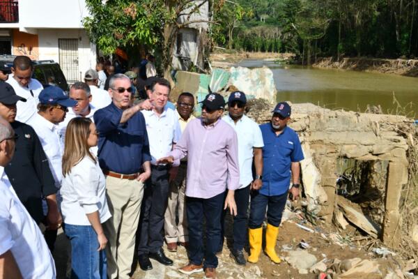 Tras realizar recorrido, el mandatario instruyó indemnizaciones para familias y comerciantes y dispuso obras estructurales para prevenir nuevas tragedias.
