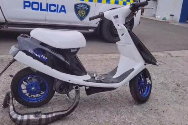 Motocicletas incautada con mofle alterado. 